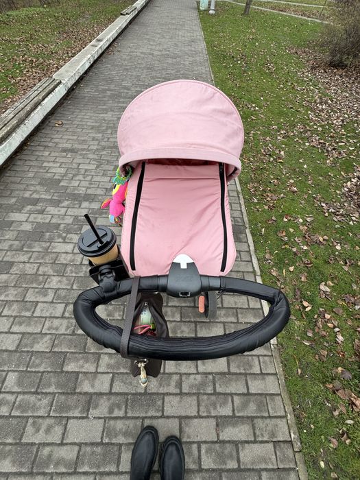 Коляска Stokke Xplory V5 3 в одном в двух цветах черный и розовый