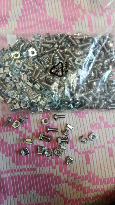 Кріплення для серверних шкафів