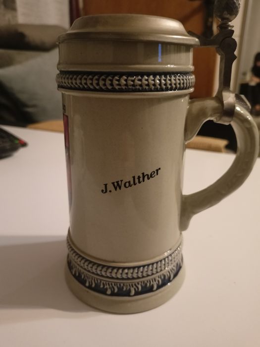 Ceramiczny kufel z cynową pokrywą