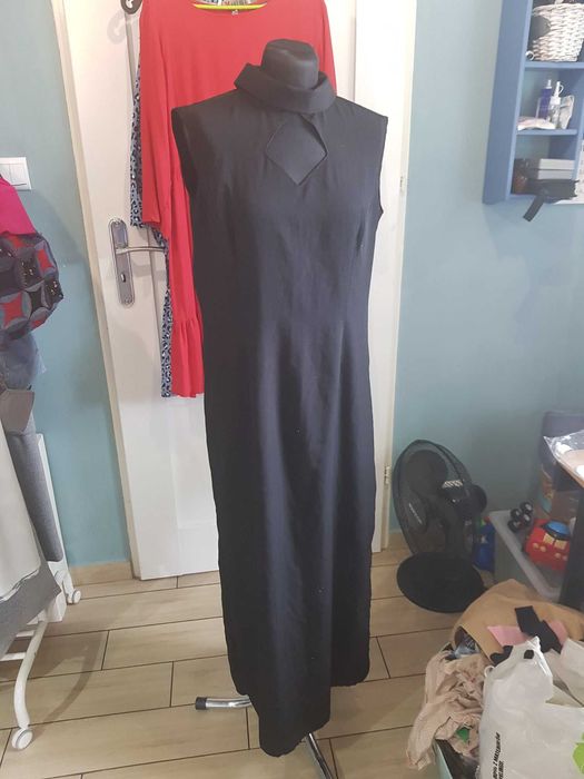 Długa piękna czarna sukienka