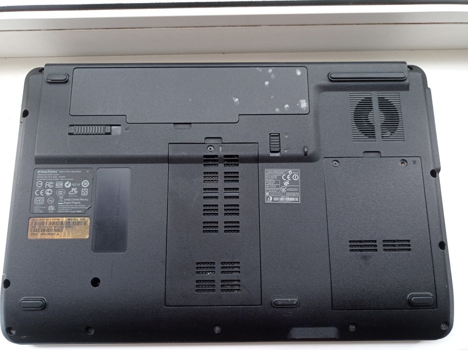 Ноутбук Emachines E525