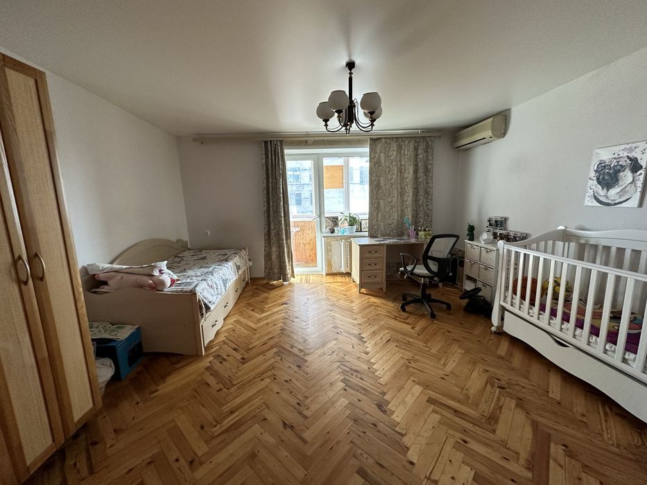 Продам  4к.квартиру в Центре"S=92м2"Князя  В.Великого-15"Б"