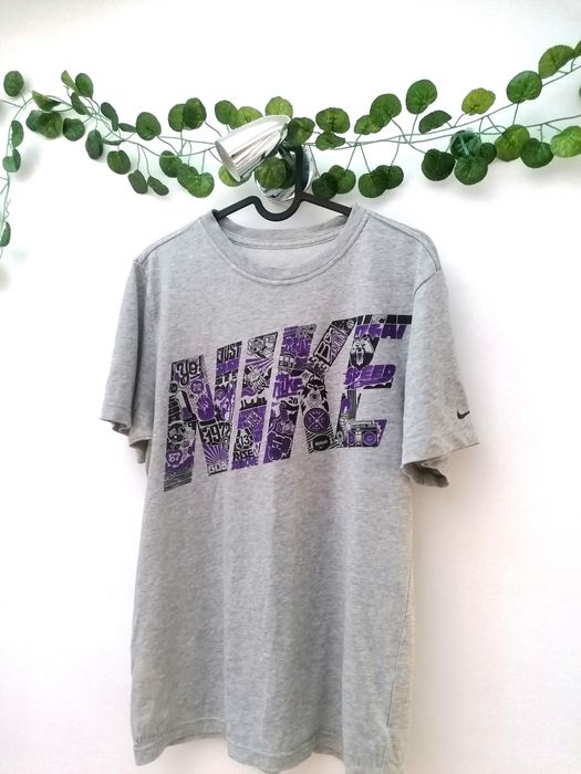 T-shirt Cinzenta com Logo Roxo