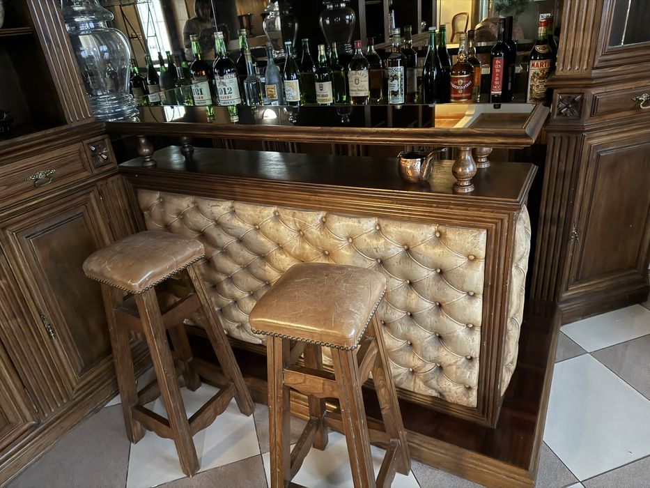 Bar e móvel com vitrinas