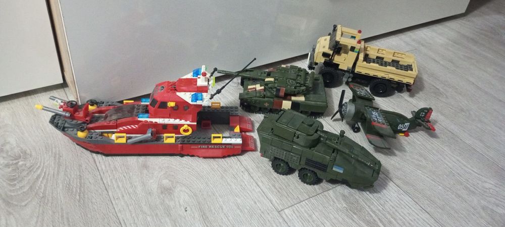 Зібране лего, військова техніка, модельки