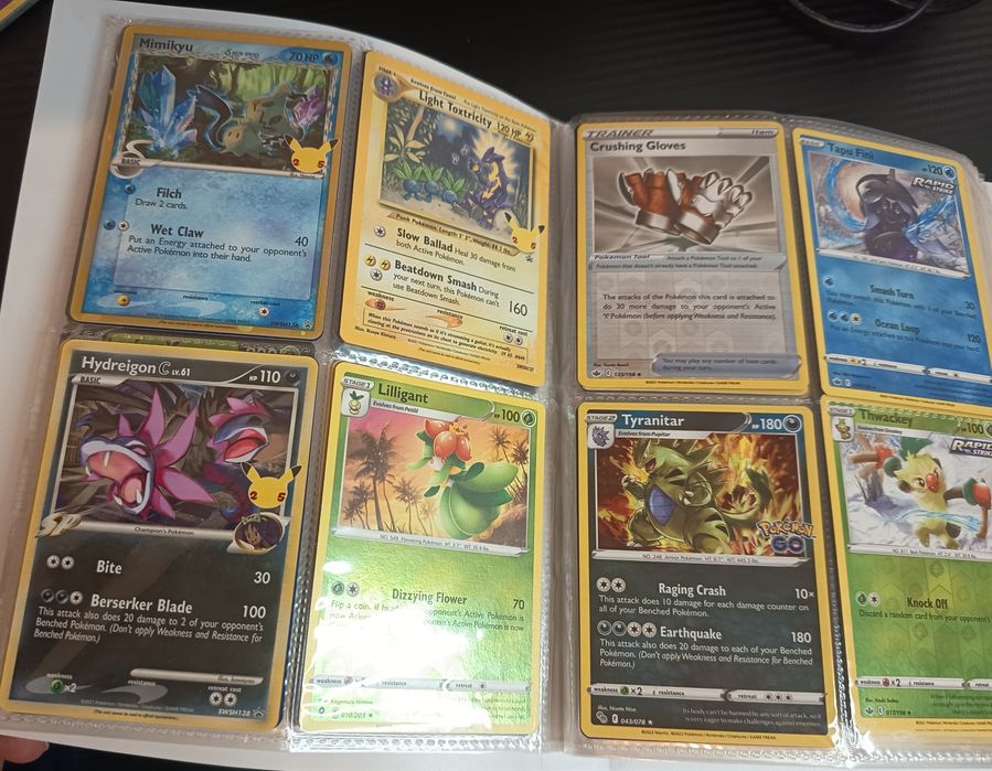 Cartas Pokémon diferentes coleções