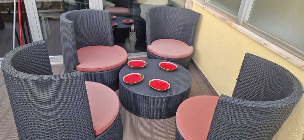 Conjunto mesa e cadeirões de jardim