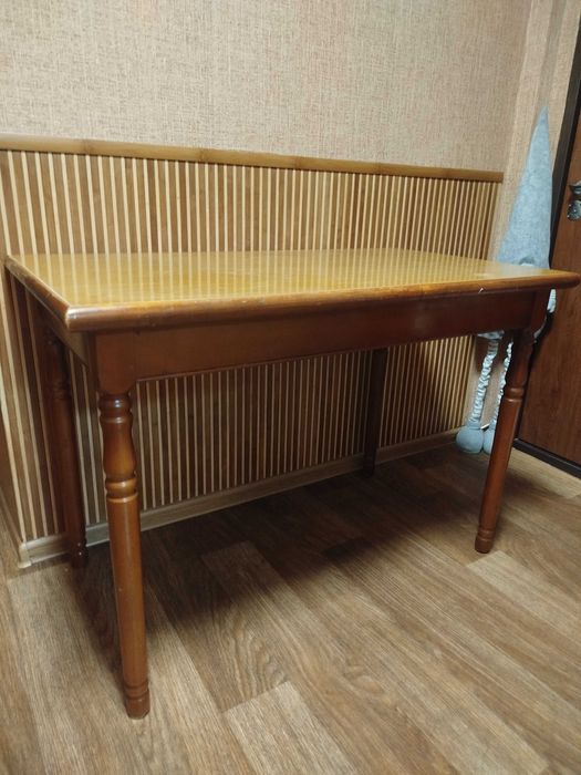 Стол обеденный светлый