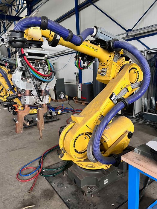 Robot Fanuc R-2000iB 165F R-30iA ze zgrzewarką oporową Centerline