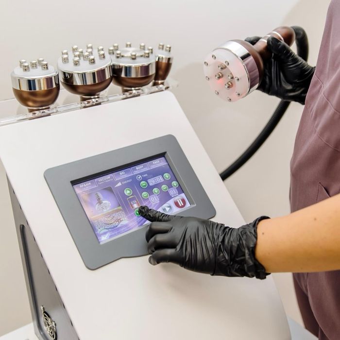 Апаратний масаж кавітація, вакум, RF ліфтінг, лазерний ліполіз