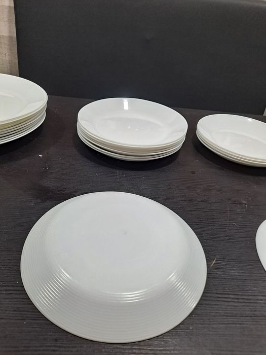 Conjunto de Pratos Brancos