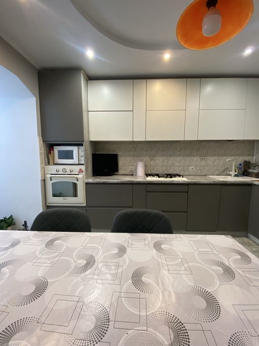 Продається БЕЗ КОМІСІЇ ДЛЯ ПОКУПЦЯ 2-х кімнатна квартира на Дружбі!