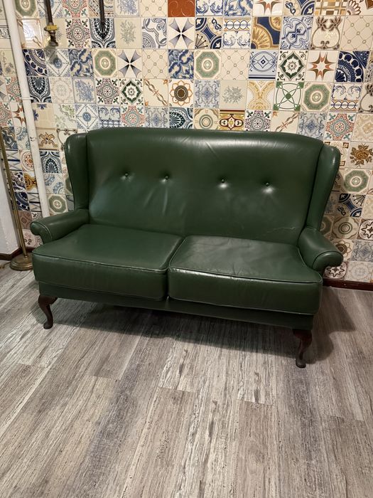 Sofá clássico 2 lugares em pele verde – madeira maciça – 230€