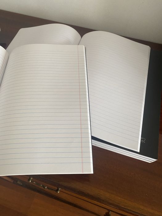 Caderno escolar capa preta tamanho A4