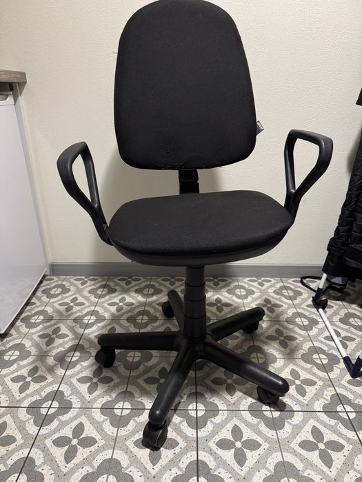 Крісло офісне на колесах