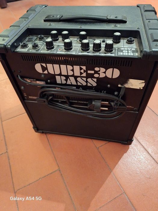 Amplificador Roland 30 cube bass