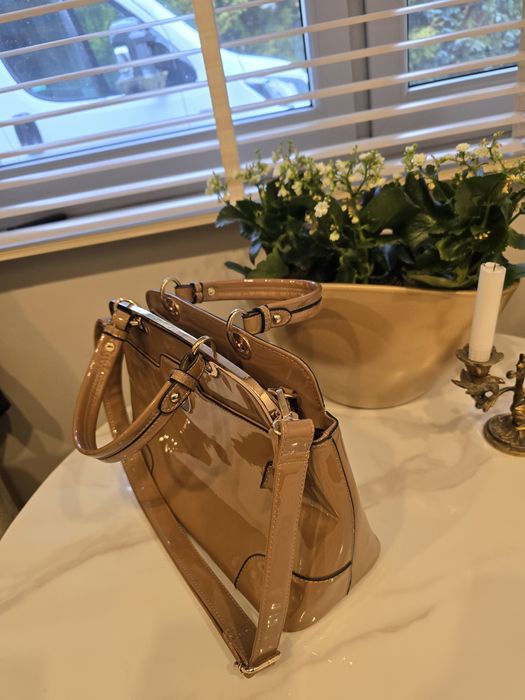 Torebka camel lakierowana z wadą.