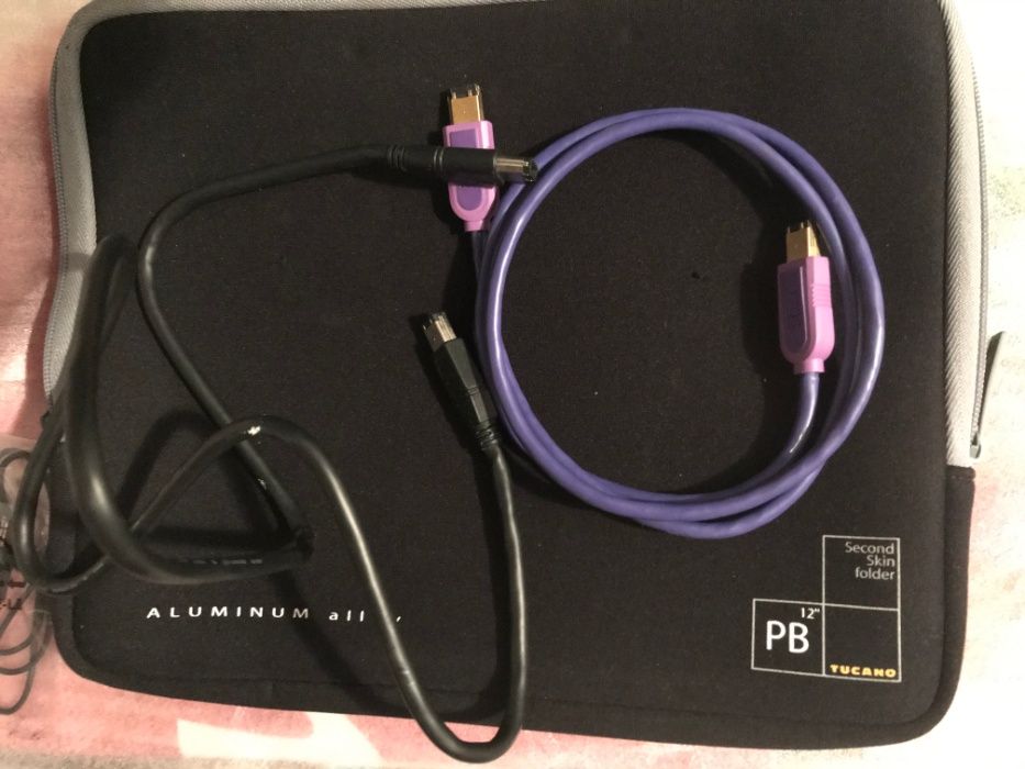 Diversos cabos e acessórios de Informática