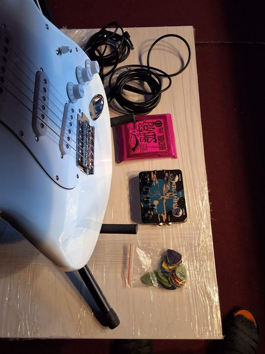 Zestaw gitara elektryczna + piecyk + akcesoria