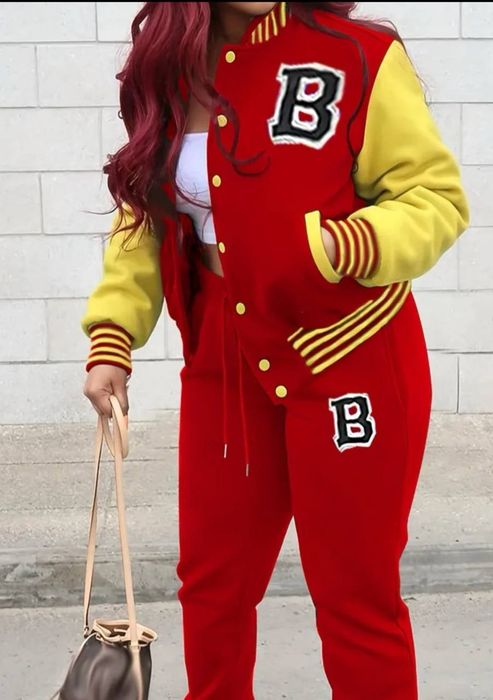 Дуже гарний жіночий спортивний костюм