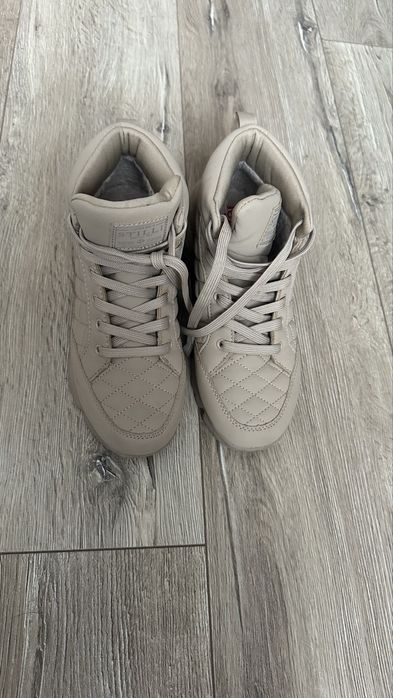 Зимове взуття, кросівки