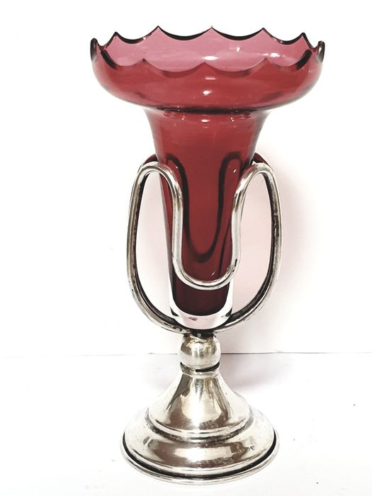 Antiga jarra solitária c. armação em prata artística e vidro cranberry