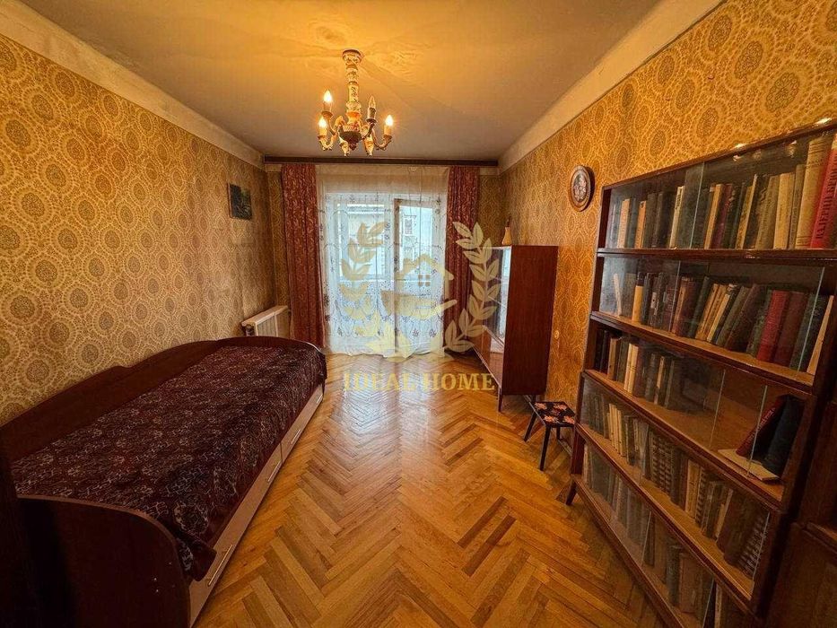 Продається 4-кімнатна квартира у Дніпровському р-ні(метро Лівобережна)