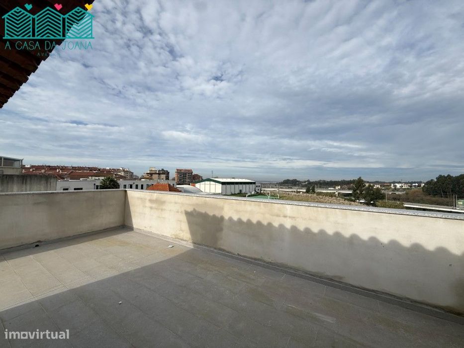 Apartamento T3 com Lugares de Garagem em Esgueira
