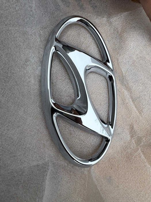 Znaczek emblemat przód Hyundai oryginał nowy