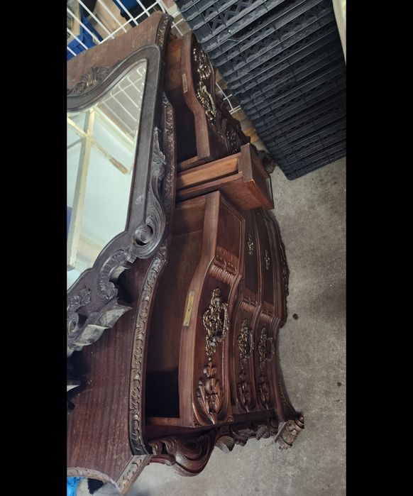 Comoda com Espelho Antiguidade em bom estado de conservação, pode ver