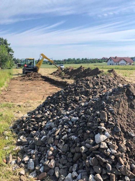 Budowa dróg dojazdowych, budowa i utwardzanie terenu,  Prace drogowe.