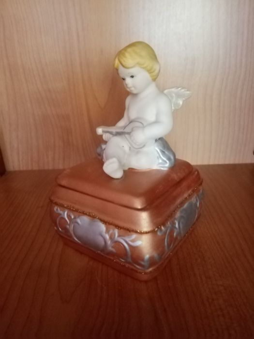 Szkatułka, puzderko z aniołkiem