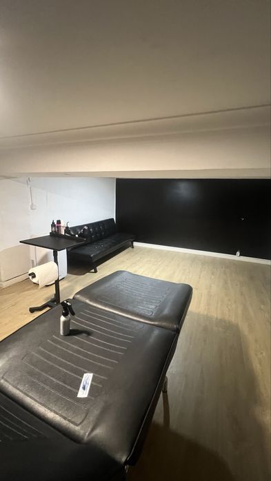Estudio situado em barbearia segundo andar