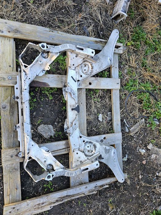 Bmw  m3   s65b40  s65b40a  v8 e90 e92 e93 m3 sanki Belka silnika