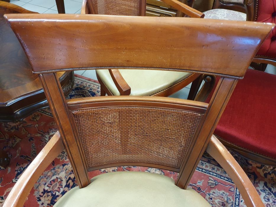 Cztery krzesła z podłokietnikami