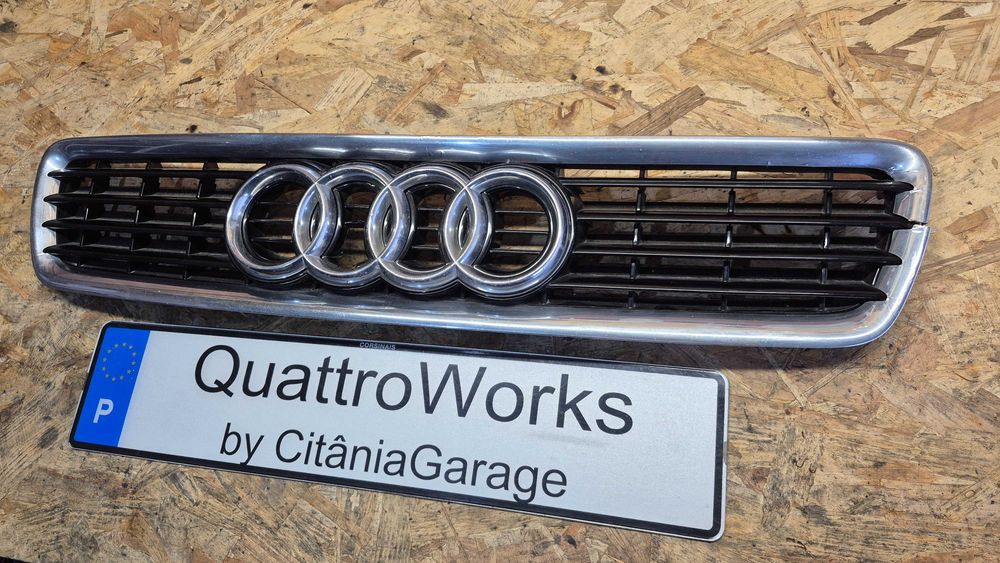 Grelha Capô Original Audi A4 B5 8D Facelift Preto Brilho com Cromados 1995 a 2001