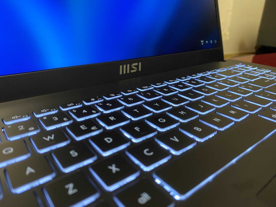 Portátil MSI 15.6" Modern 15 B7M-213XPT Classic Black