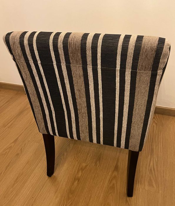 Mesa e conjunto de 4 cadeiras