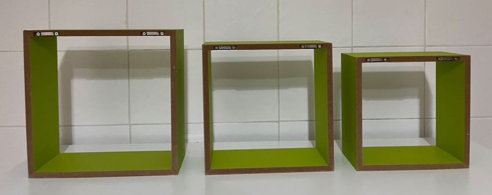 Prateleira/ estante em formato de cubo