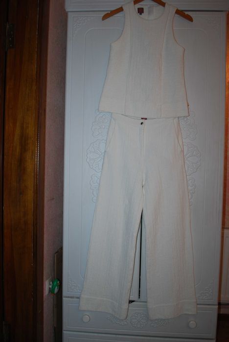 Брючный костюм,молочного цвета