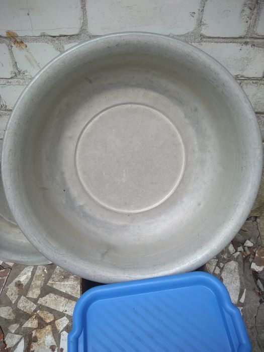 Продам аллюминиевые тазы и противень.