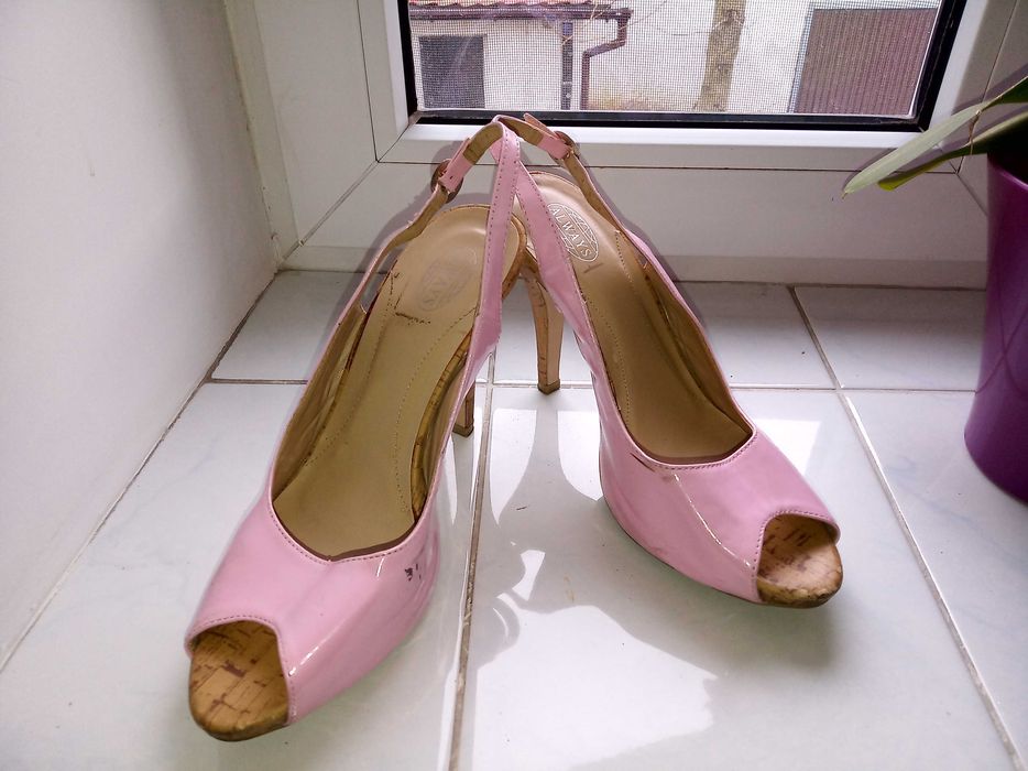 różowe czółenka na obcasie