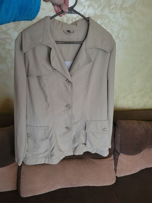 Жіночий плащик, вітрівка