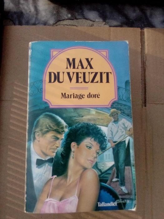 decorações de Natal e livros