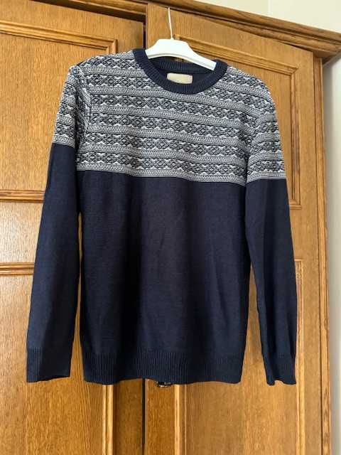 Sweter męski S Bershka granatow-obiały we wzór z przodu