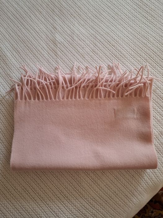 Два вовняні шарфи: рожевий та білий