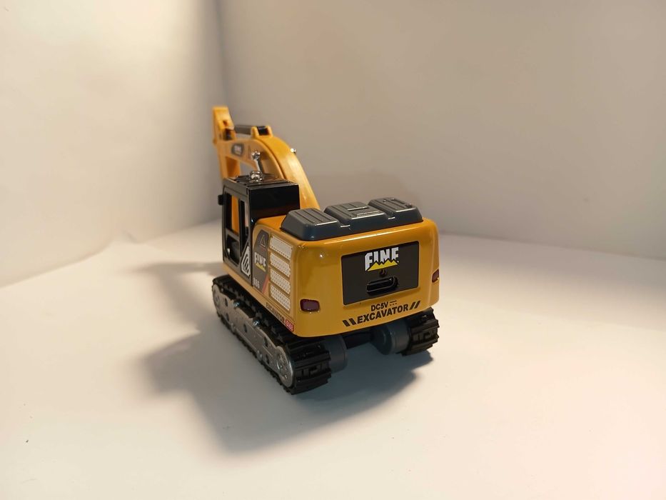 Міні екскаватор на радіо керуванні. Масштаб 1:64
