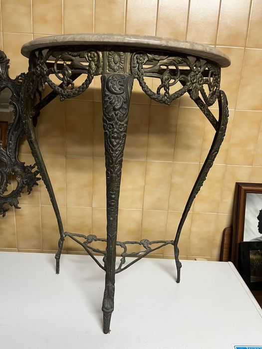 Mesa e espelho em ferro-credência