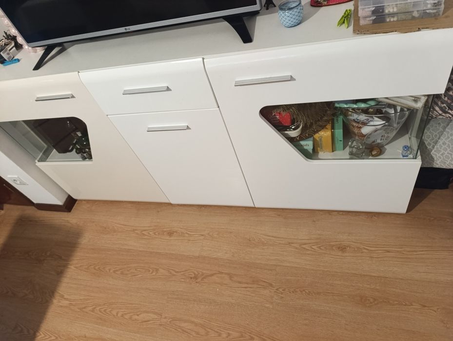 Aparador e mesa de sala