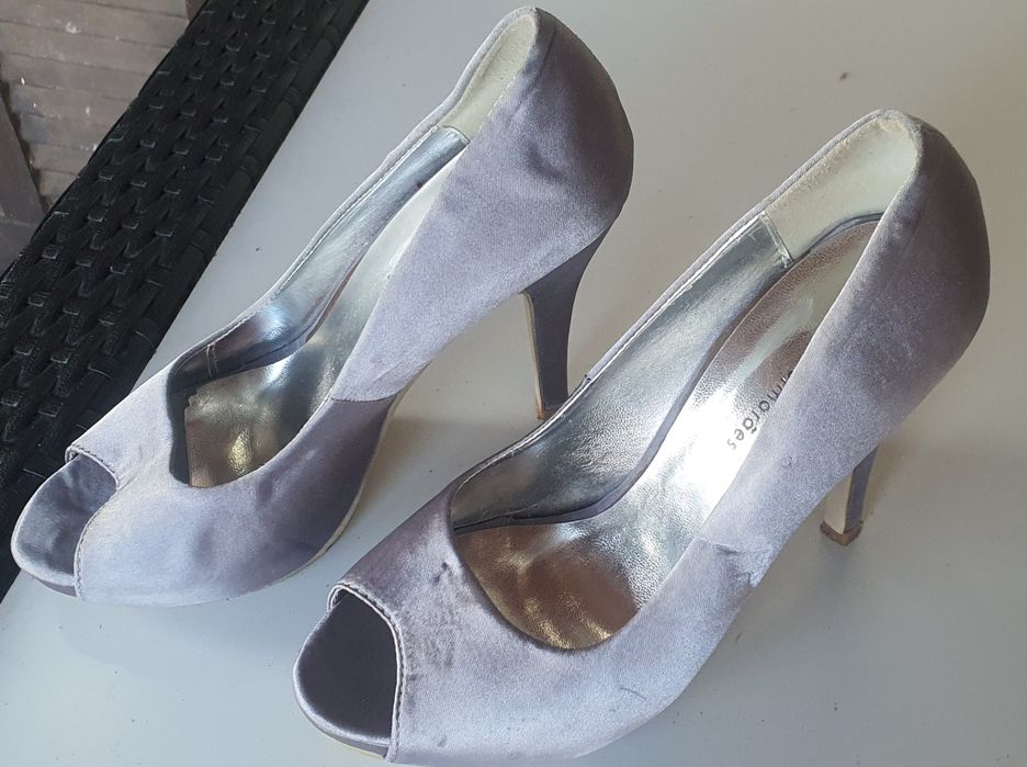 Sapatos de salto alto em tecido prata